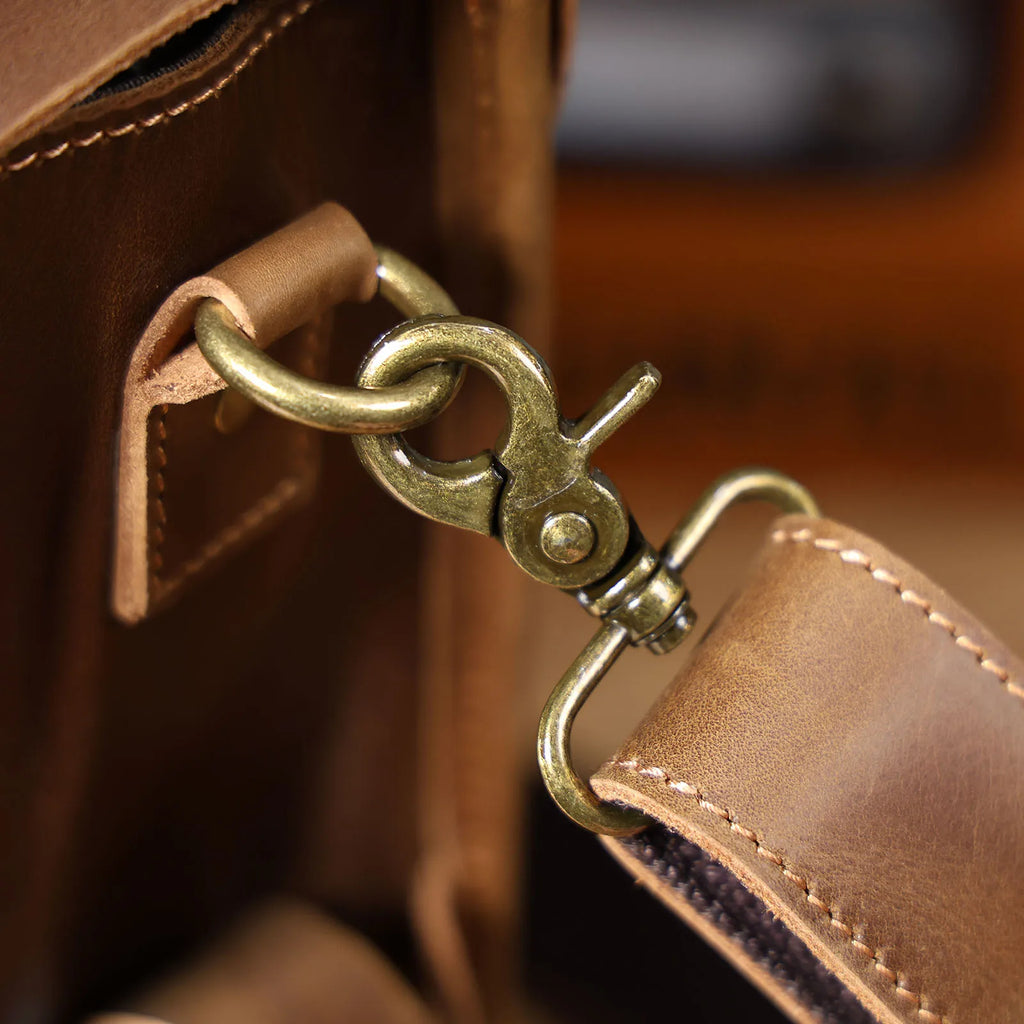 The Gavel | Serviette Frontier 16" en cuir Crazy Horse à cadre rigide
