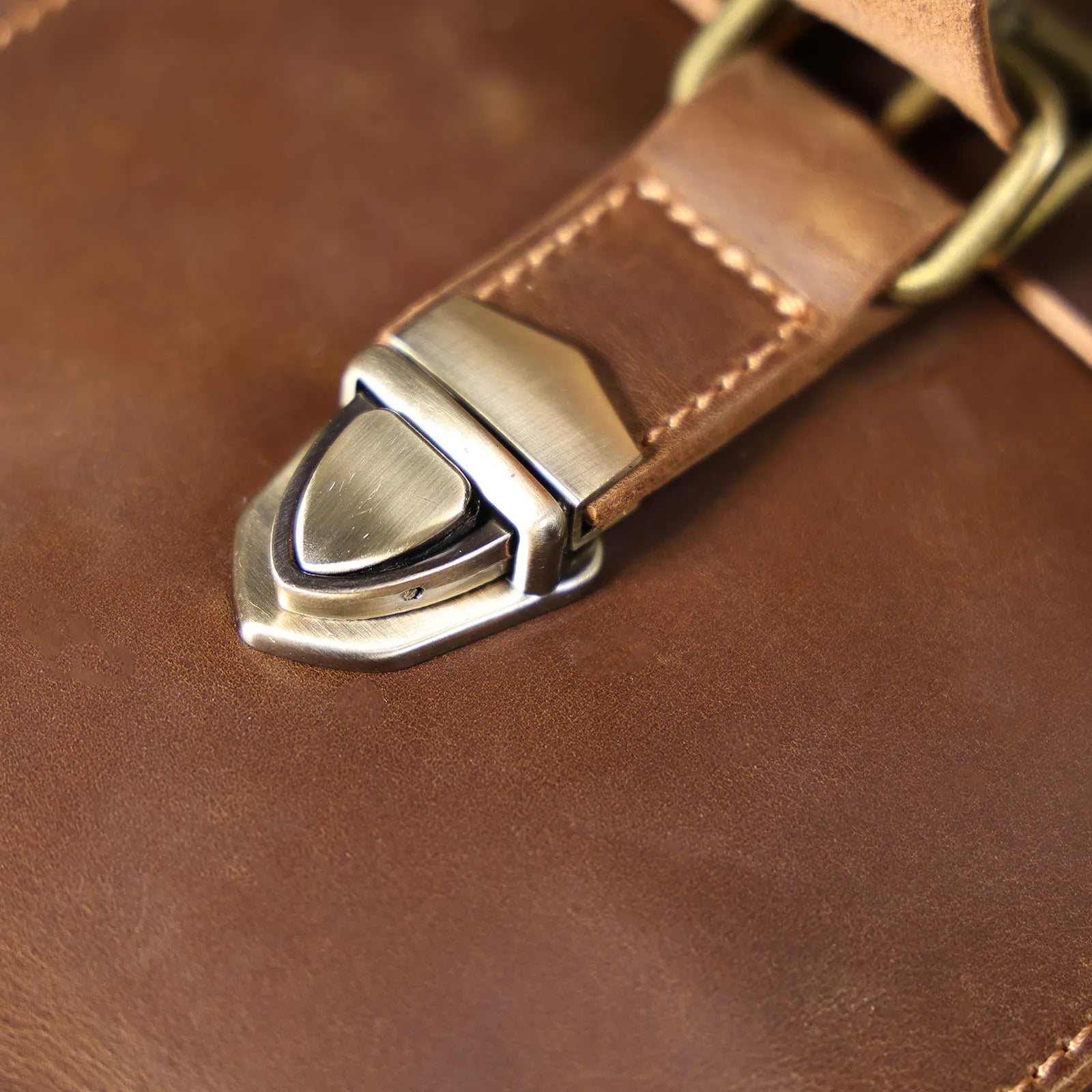 The Gavel | Serviette Frontier 16" en cuir Crazy Horse à cadre rigide