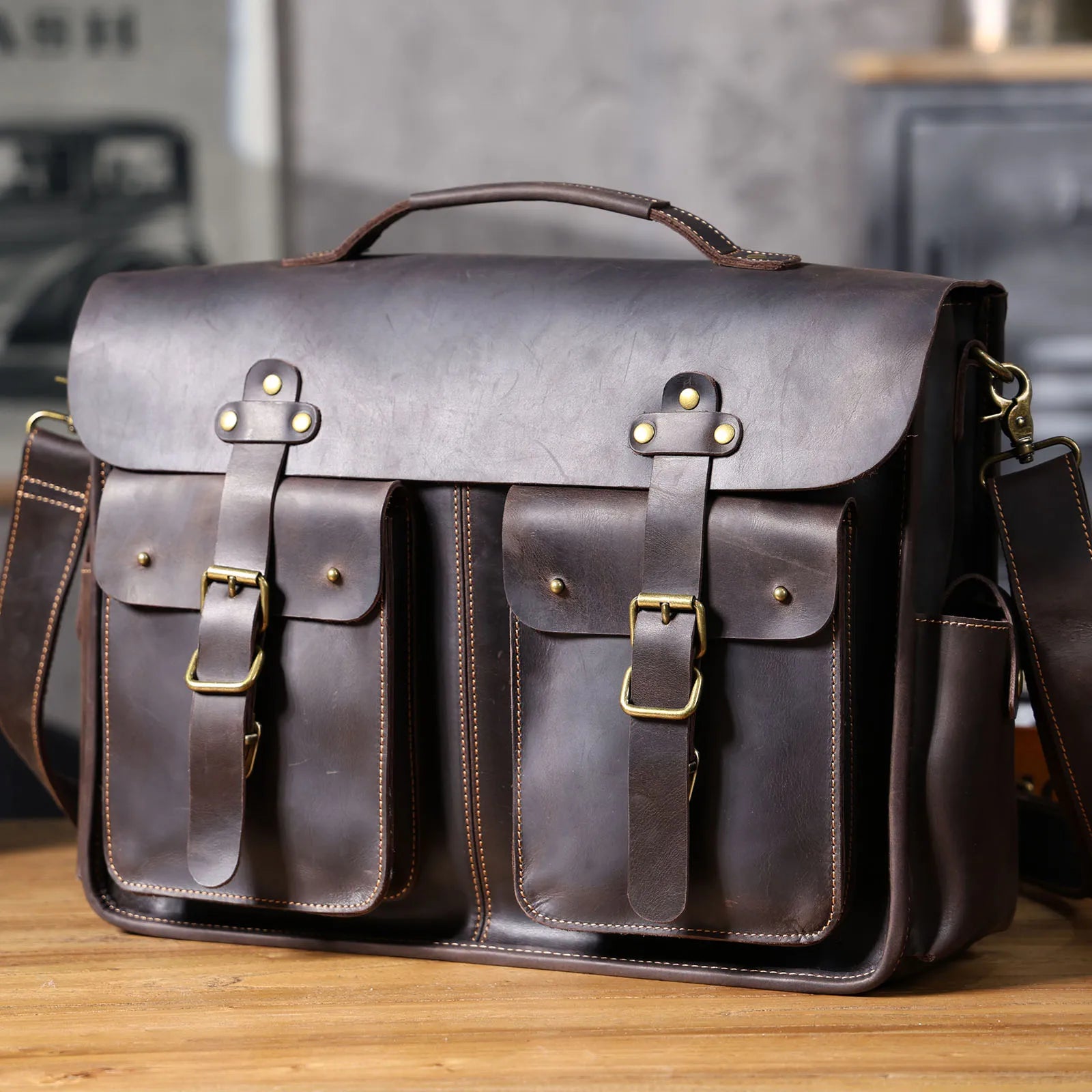 The Gavel | Serviette Frontier 16" en cuir Crazy Horse à cadre rigide