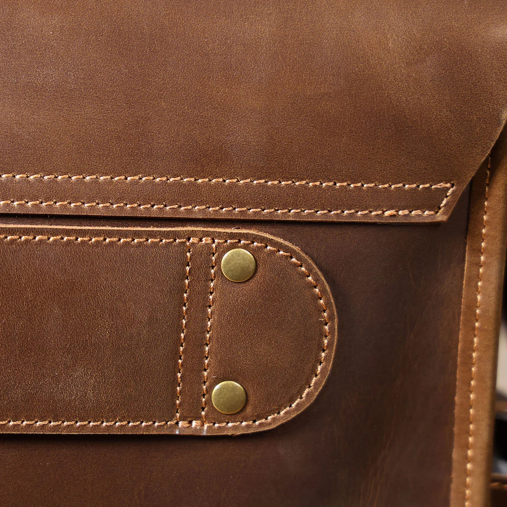 The Gavel | Serviette Frontier 16" en cuir Crazy Horse à cadre rigide