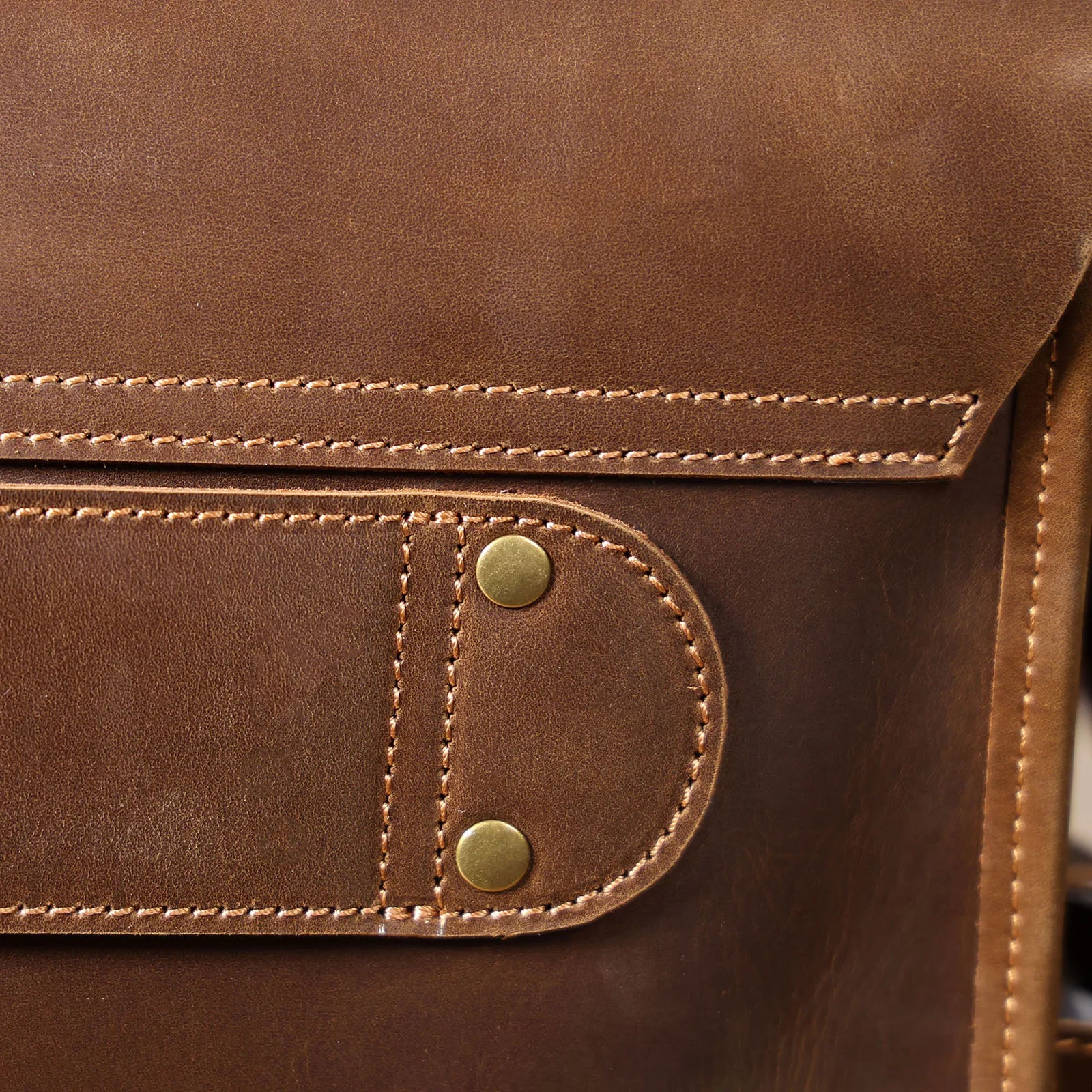 The Gavel | Serviette Frontier 16" en cuir Crazy Horse à cadre rigide