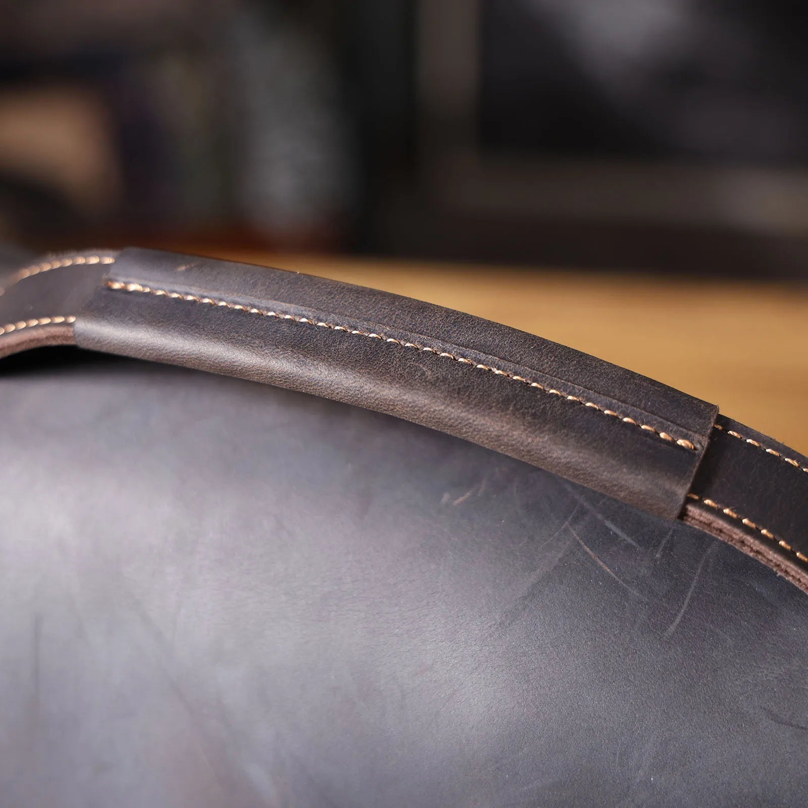 The Gavel | Serviette Frontier 16" en cuir Crazy Horse à cadre rigide
