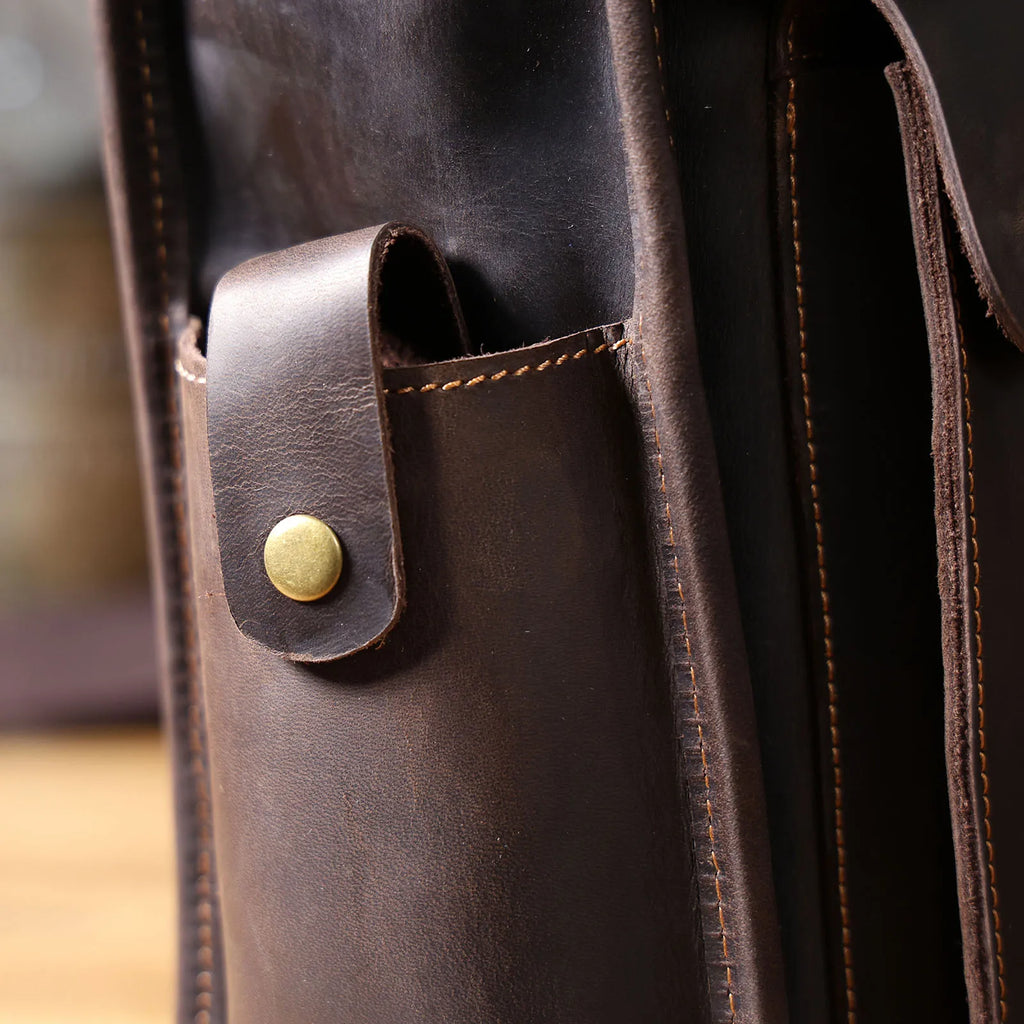 The Gavel | Serviette Frontier 16" en cuir Crazy Horse à cadre rigide