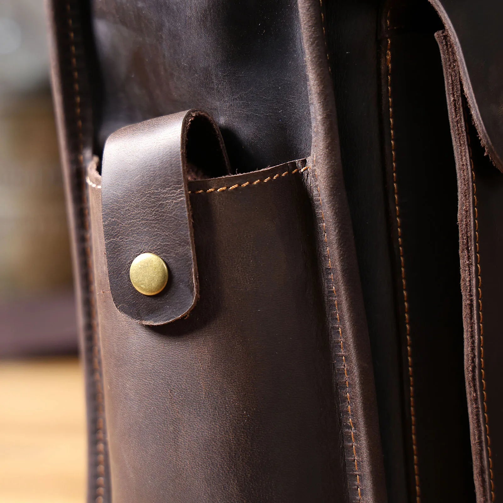 The Gavel | Serviette Frontier 16" en cuir Crazy Horse à cadre rigide