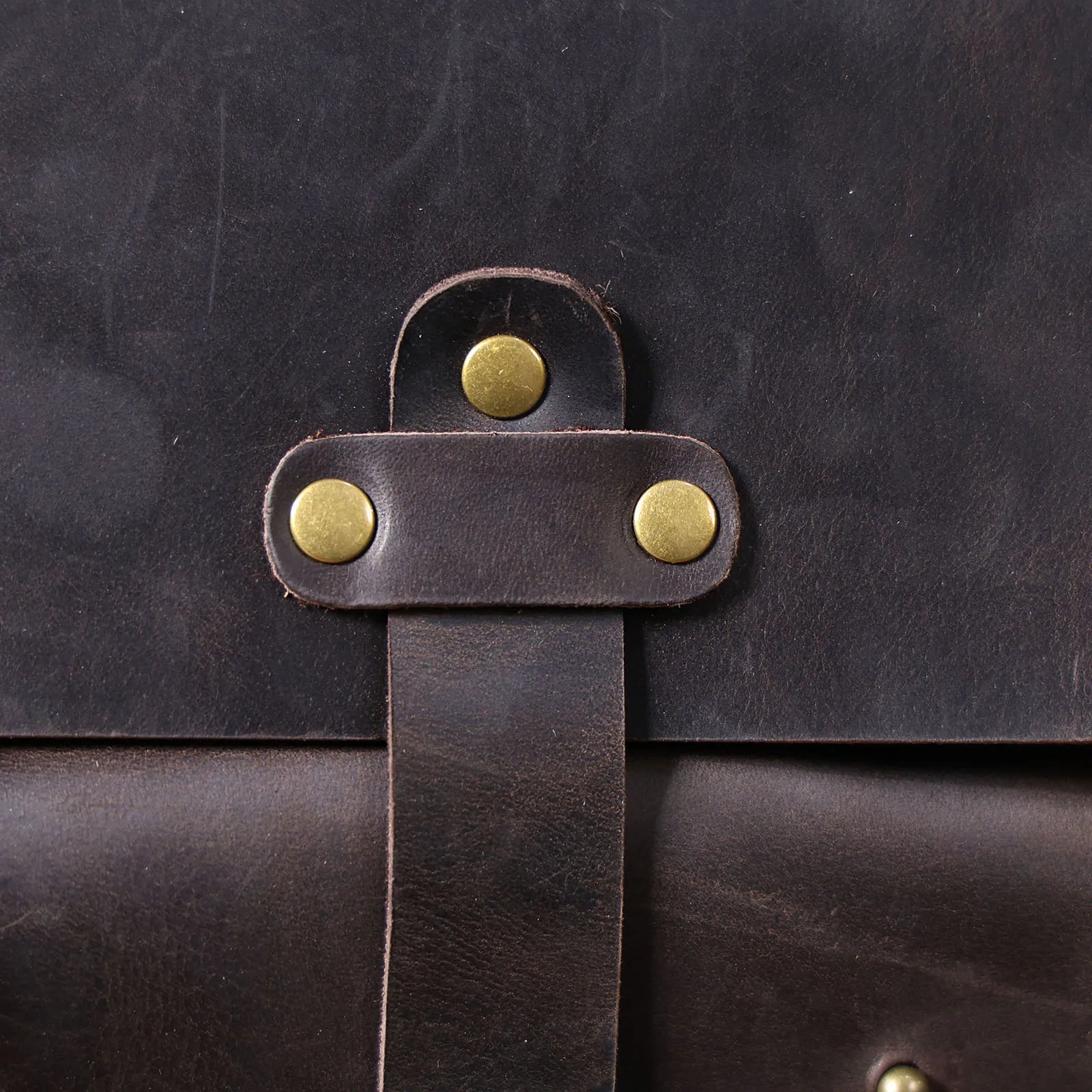 The Gavel | Serviette Frontier 16" en cuir Crazy Horse à cadre rigide