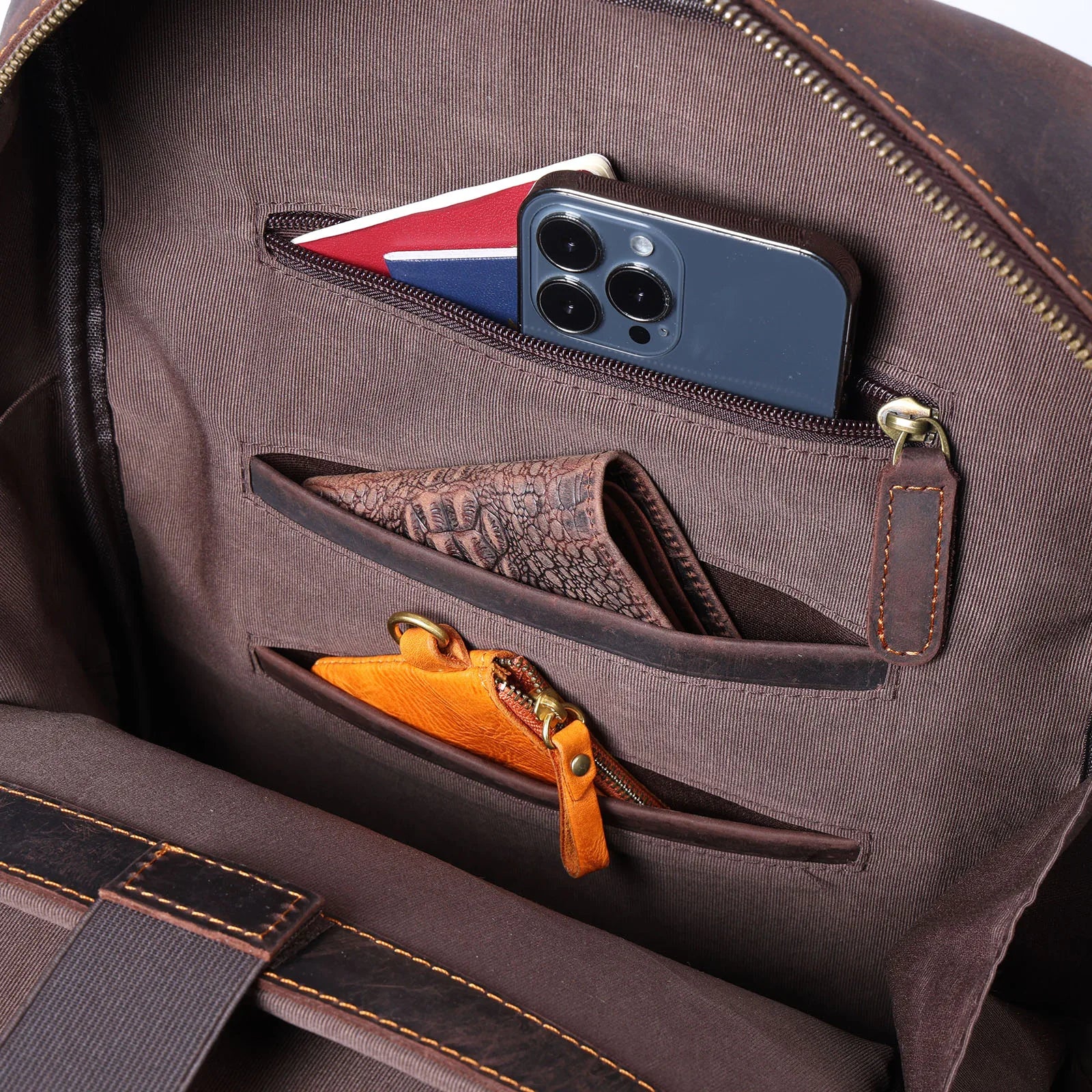 Le sac à dos en cuir « Crazy Horse » fait main The Fortress Scout-Pack pour ordinateur portable 15 pouces