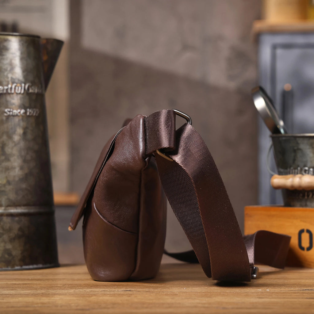 Le Cache Cantine | Sac bandoulière en cuir pleine fleur tanné végétal en forme de tonneau