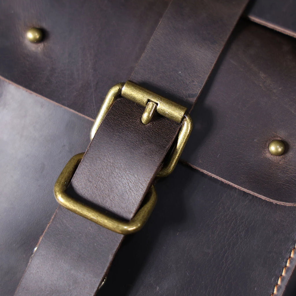 The Gavel | Serviette Frontier 16" en cuir Crazy Horse à cadre rigide