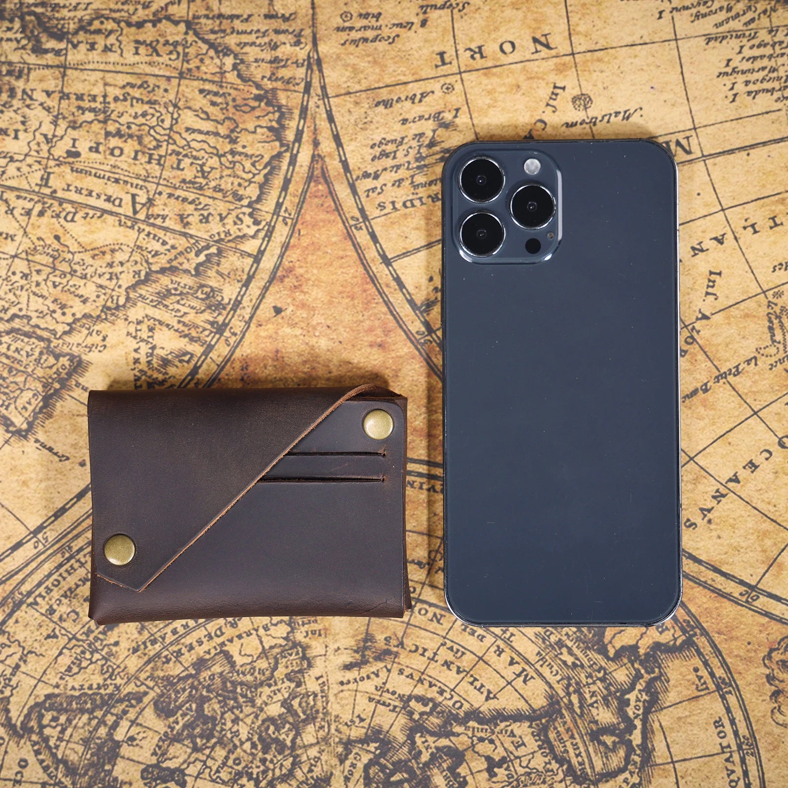The Outpost | Porte-cartes minimaliste en cuir pleine fleur Crazy Horse fait main