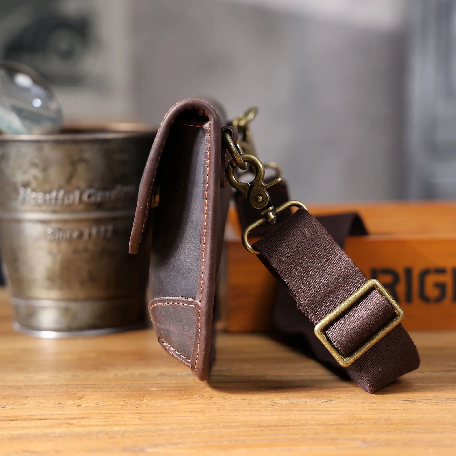 The Sentry | Sac bandoulière Hard-Frame Frontier en cuir Crazy Horse