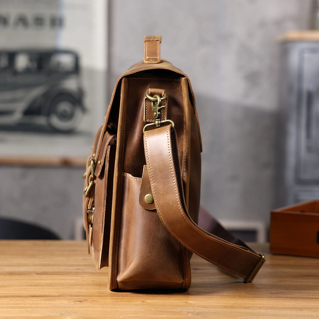 The Gavel | Serviette Frontier 16" en cuir Crazy Horse à cadre rigide