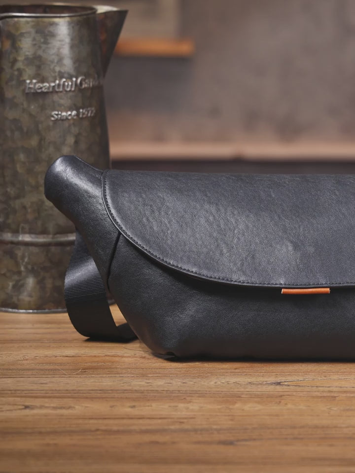 Le Cache Cantine | Sac bandoulière en cuir pleine fleur tanné végétal en forme de tonneau